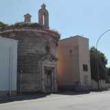 Il tempietto si trova sull�ex strada statale 16 Adriatica, la via che collega Mola alla frazione di Cozze, a due passi dal porto e di fronte al viale che porta al cimitero del paese